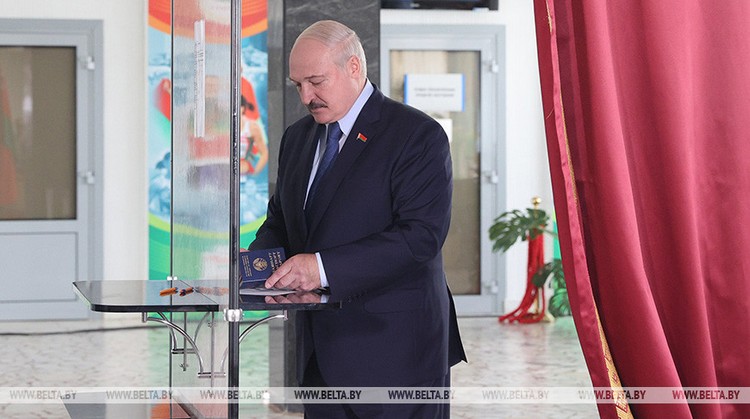 Лукашенко проголосовал на выборах президента Беларуси