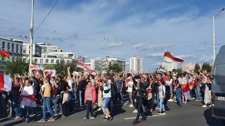 Демонстранты в Минске начали строить баррикады на проезжей части