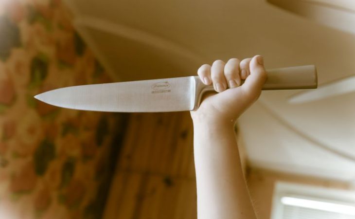 Охранника магазина в США 27 раз ударили ножом за требование надеть маску