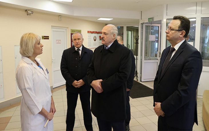 Лукашенко похвалил сотрудницу роддома за несоблюдение рекомендаций ВОЗ