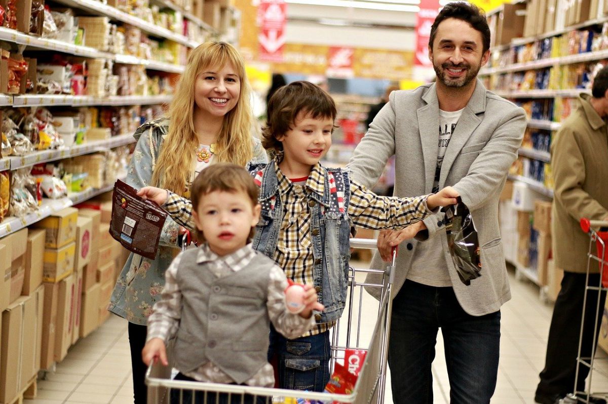 Best shopping store. Ребенок с родителями в магазине. Детский шоппинг. Родители с детьми в магазине. Поход в магазин с семьей.