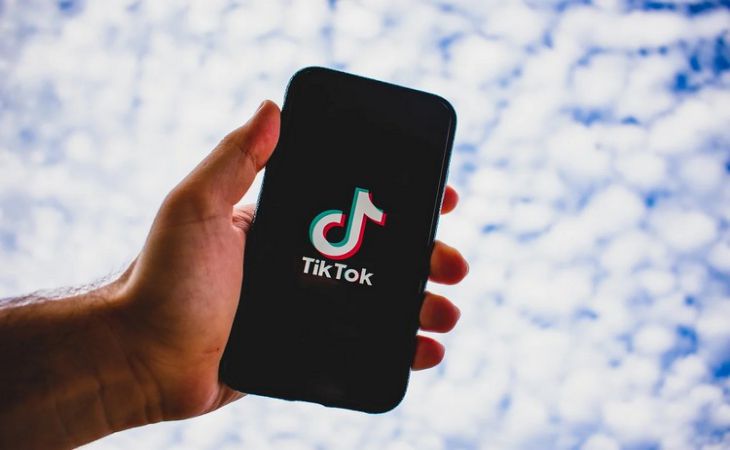 Мобильный телефон с логотипом TikTok