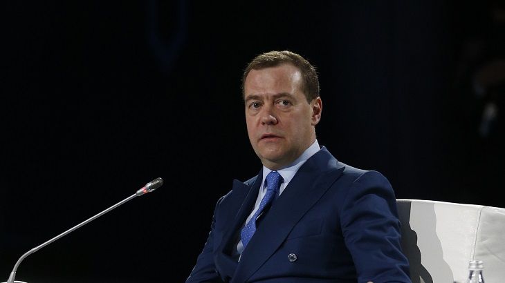 Медведев предложил начать переход на четырехдневную рабочую неделю