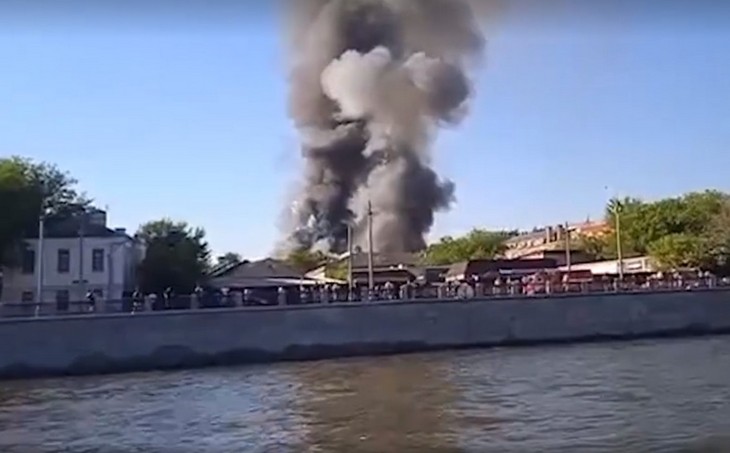 В Москве произошел крупный пожар на складе пиротехники