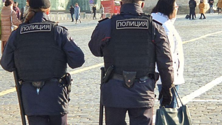 Семью застрелившего россиянина полицейского вывезли из родного поселка