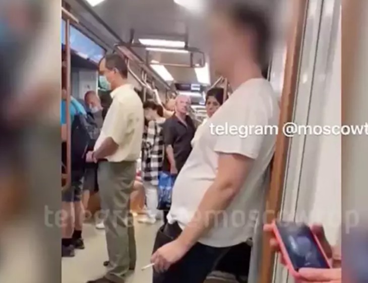 Мужчина закурил сигарету в московском метро и был назван выродком