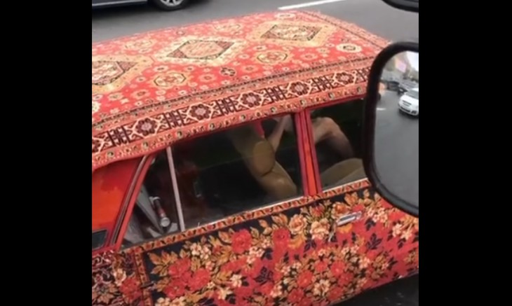 В Москве на дорогах заметили машину из ковра