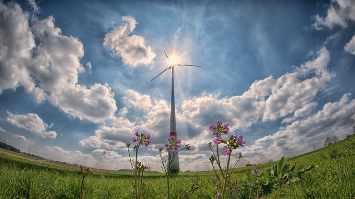 Рост выработки ветровой и солнечной энергии идёт слишком медленно