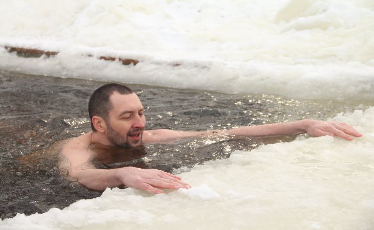 Терапевт предупредил об опасность купания в проруби на Крещение Купание в проруби
