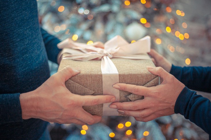Психолог рассказал о вреде подарков