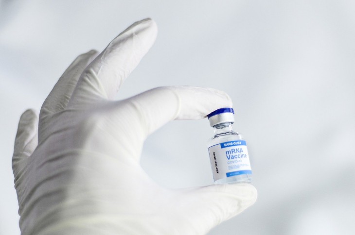 Дополнительная доза вакцины от COVID-19 защищает от омикрона