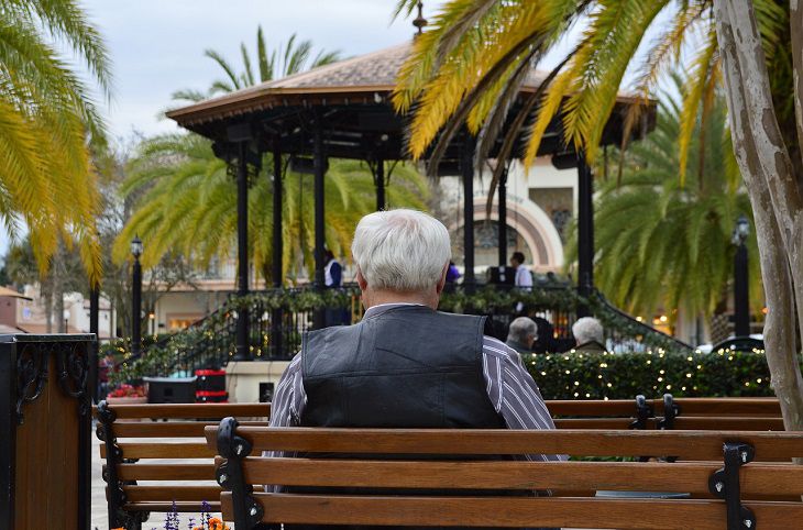 Пожилой мужчина на скамейке 