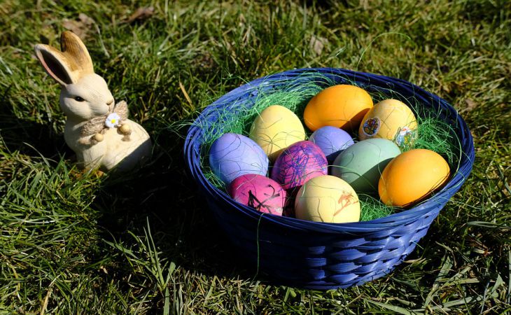 Красочные пасхальные яйца. Как покрасить яйца натуральными способами