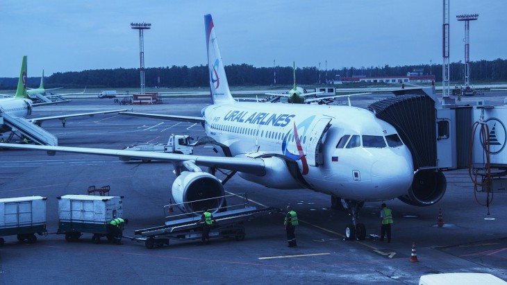 Самолет сел в Шереметьево после сообщения о неисправности левого двигателя