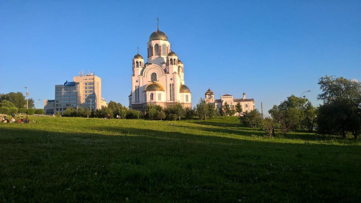 В Екатеринбурге у Храма-на-Крови вывесили флаги в поддержку спецоперации