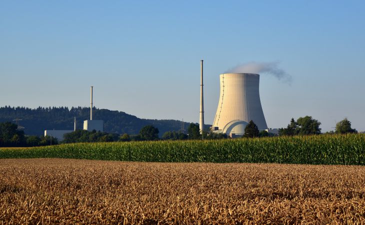 атомная электростанция в поле
