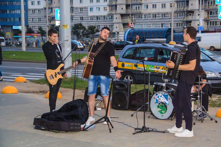 На Тверской улице начались гуляния в честь Дня города музыканты