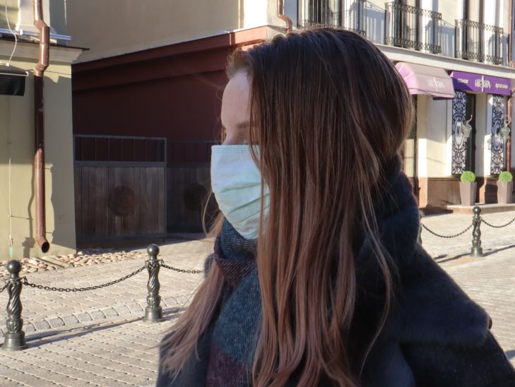 В мире растет количество случаев ухудшения здоровья после COVID-19 девушка в маске