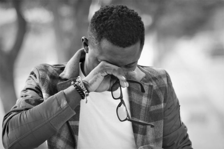 4 трюка, которые помогут сдержать слезы, когда хочется плакать мужчина