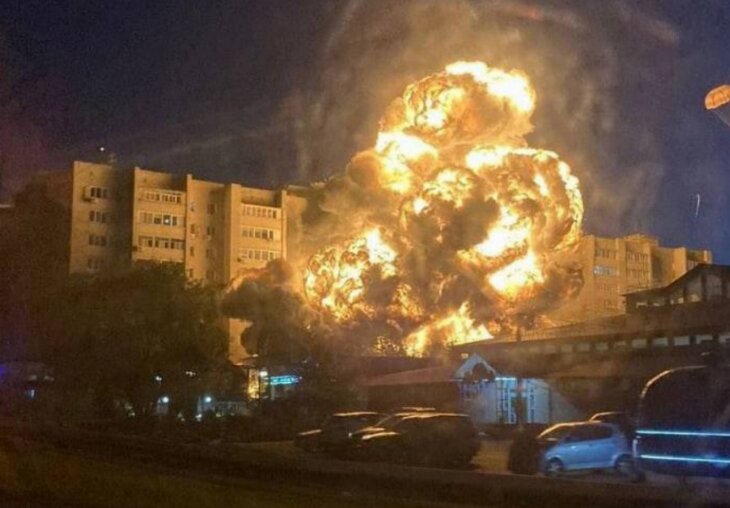 В Ейске упал самолет: загорелись пять этажей жилого дома Пожар