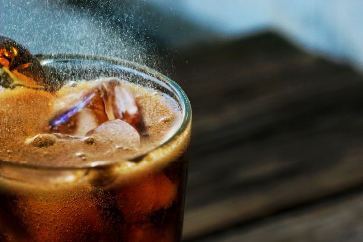 Почему хочется кока-колы: 4 причины желания пить вредный напиток