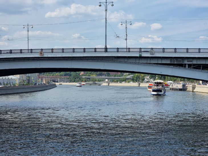 Открытие моста в череповце 10. Пешеходный мост Балчуг. Мост река Шексна. Парк Зарядье парящий мост. Москва река с Крымского моста 2008.