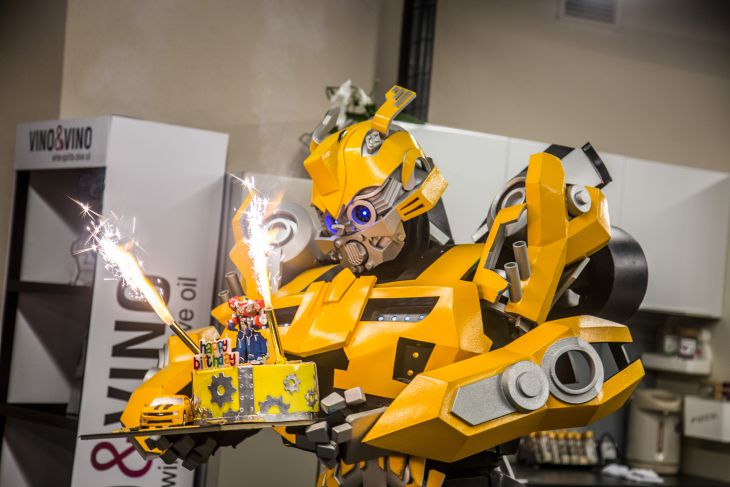Робот работник. Заводы роботы по роботам. Робот новинка. Новинки робототехники.