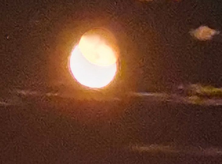 Солнечное затмение 8 апреля в овне. Лунное затмение на Дальнем востоке. Лунное затмение фото. Лунное затмение 8 ноября 2022 года. Солнечные вспышки.