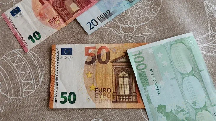 В Евросоюзе согласовали потолок цен на газ на уровне 180 евро Деньги