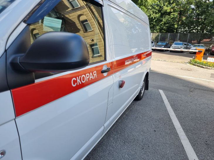 Мать и ребенок попали в больницу после плавания в частном бассейне скорая помощь