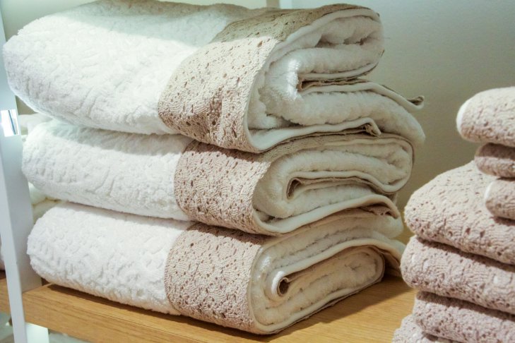 Как стирать махровые полотенца чтобы были мягкими. Махровые полотенца стали жесткие. Пушистые полотенца после стирки. Лайфхаки для текстиля. Мягкие пушистые мужские полотенца.