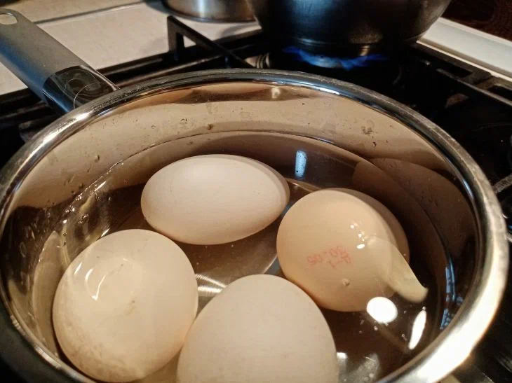 Что добавить в воду при варке яиц, чтобы они не трескались: хитрый секрет