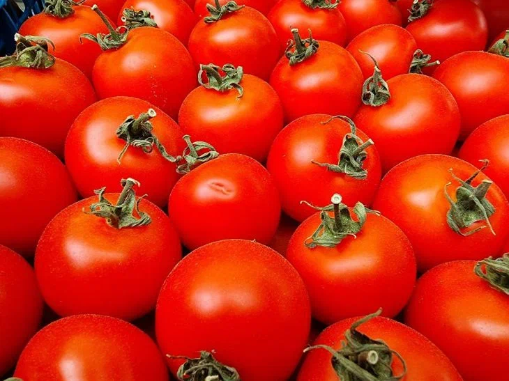 Как просто и быстро снять с помидоров кожицу, чтобы приготовить томатный соус: легкий способ