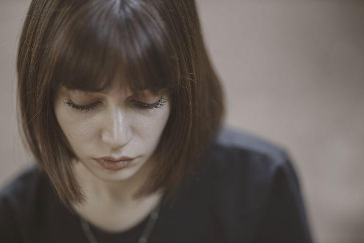 4 признака, что человек нуждается в помощи: нельзя упустить момент девушка