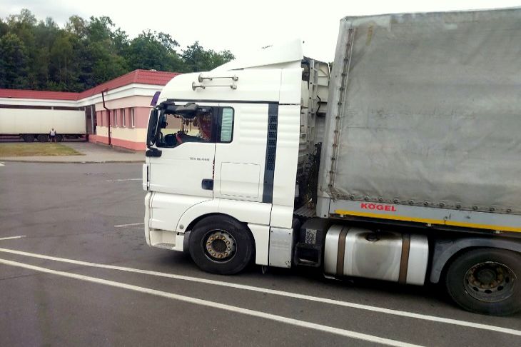 Минтранс пояснил, когда на границе будет введена электронная очередь для грузовиков машина