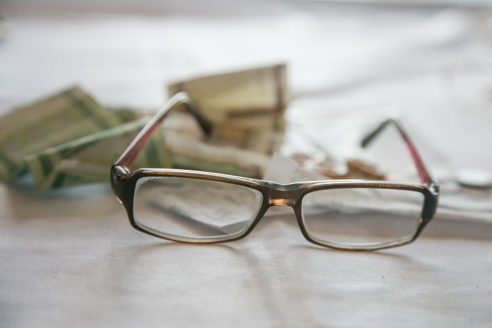 Офтальмолог рассказала о негативном влиянии волос на зрение очки