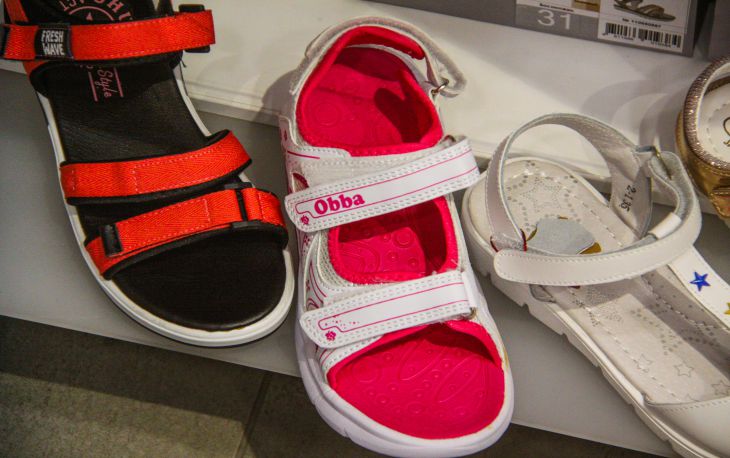 Стилист рассказал о том, можно ли носить сандалии с носками сандалии