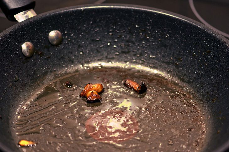 Пригоревшая к сковороде еда сама «отлетит»: железная губка не понадобится