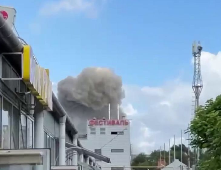 В Таганроге прогремел сильный взрыв: есть пострадавшие Дым от взрыва