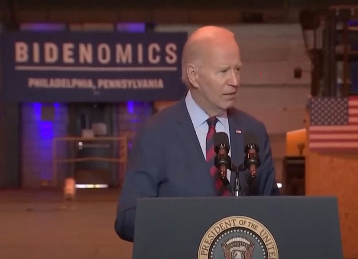 Байден заблудился в поисках выхода со сцены в Филадельфии Джо Байден