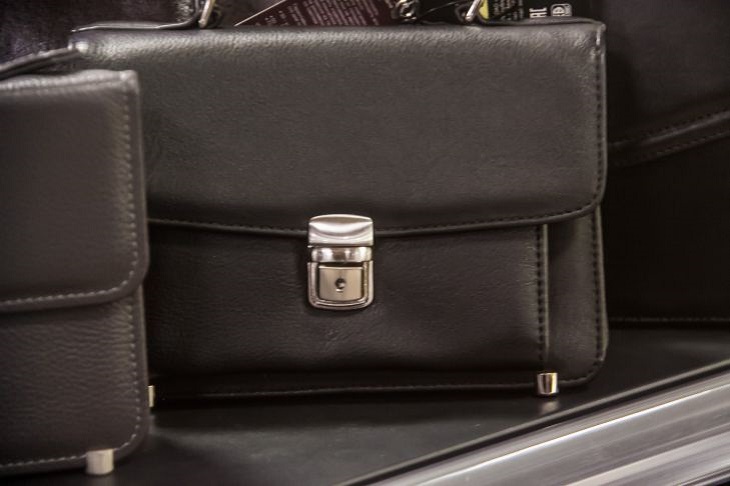 Продавцы больше не проведут: с эти трюком за 15 секунд отличите натуральную кожу от искусственной Сумка