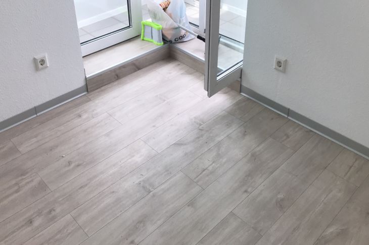 Превратится в пошарпанный пол: 3 грубые ошибки в уходе за ламинатом ламинат