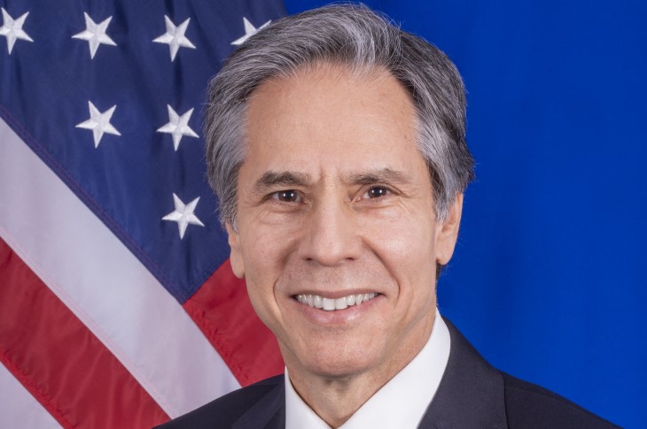 Блинкен публично оконфузился в попытке обнять главу МИД Турции Блинкен