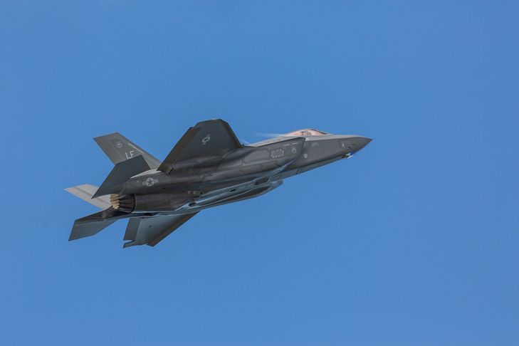 Птица уничтожила самый современный американский самолет-невидимку F-35A самолет