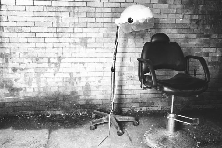 Парикмахерская в Перми, где издевались над пенсионеркой, закрылась салон