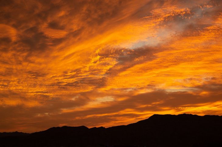 Народные приметы на 1 мая 2024 года: о чем говорит золотистое небо на закате природа