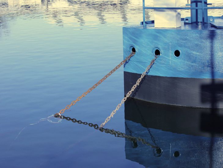 В Петербурге несколько человек угнали понтон и врезались в опору Литейного моста понтон