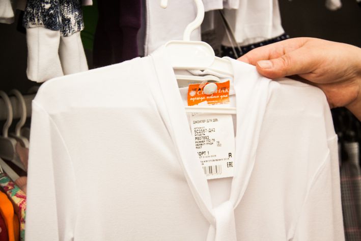 Рубашка останется белоснежной: простой лайфхак, как защитить воротник одежды от тонального крема рубашка