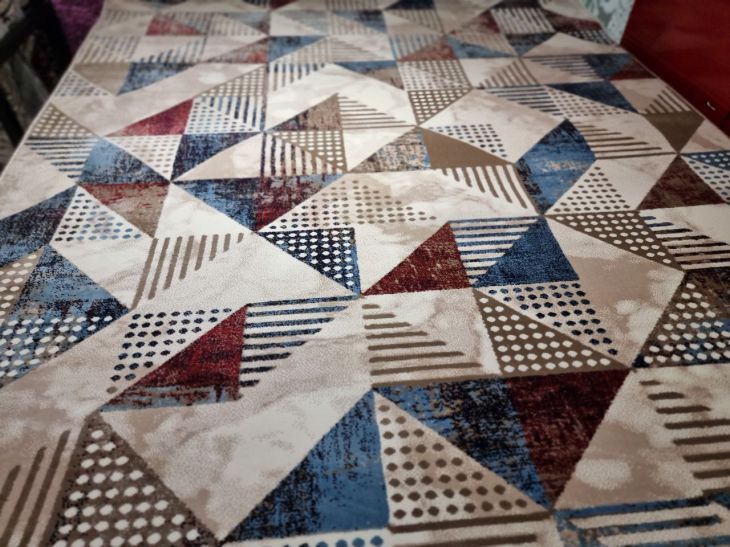 Выбрасывать пока рано: как создать стильный коврик для дома из ненужных вещей пэчворк