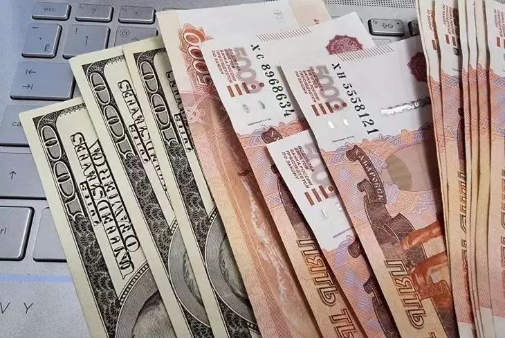 В России банки начали вводить комиссию за покупку новых долларов доллар